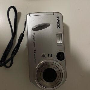 Sony Cyber-shot 3.2MP Silver Camera